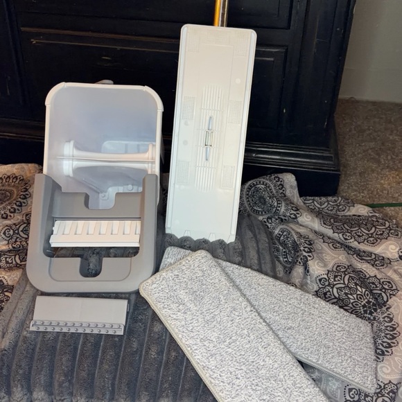 Self-Wringing Flat Mop Bucket System – Dual Chamber + Pads) - Picture 5 of 10